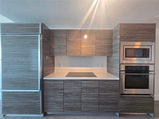 Building Photo - 460 NE 28th St