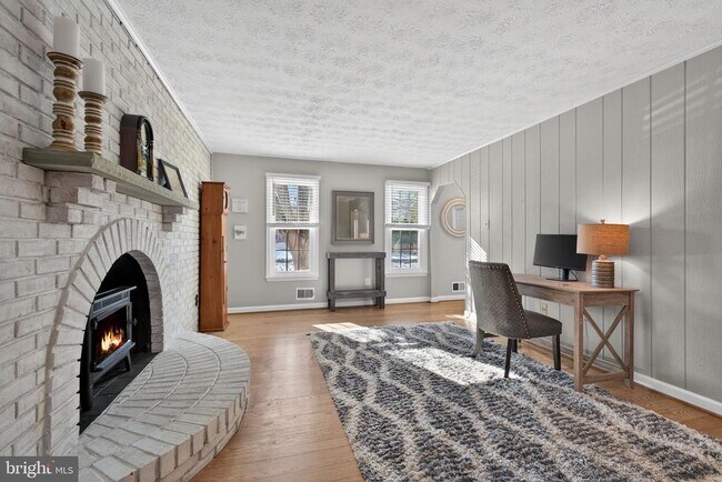 Building Photo - 11922 Holly Spring Dr