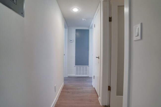 Building Photo - 621 E 99th St