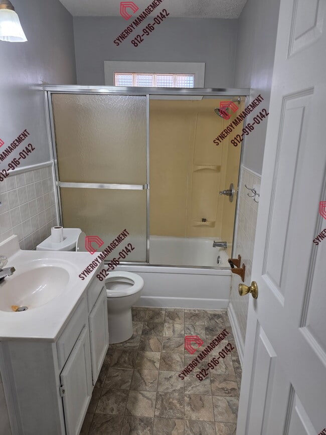 Building Photo - 821 Stanley Ave