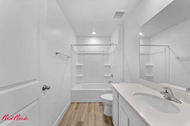 Building Photo - Beautiful 3 Bed Townhome with Amazing Amenities! 6 Month Lease