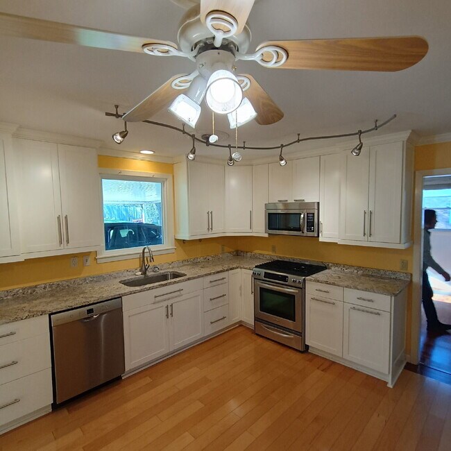 Building Photo - Modern Comforts with Granite & Hardwood Finishes!" 3 Bedroom 2 bath home.