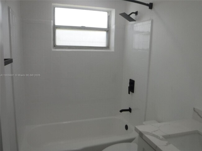 Building Photo - 1045 NE 39th Dr