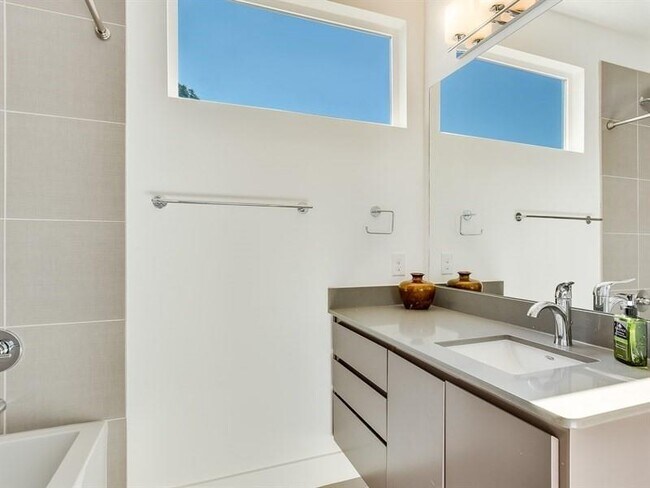 Building Photo - 1801 E 2nd St