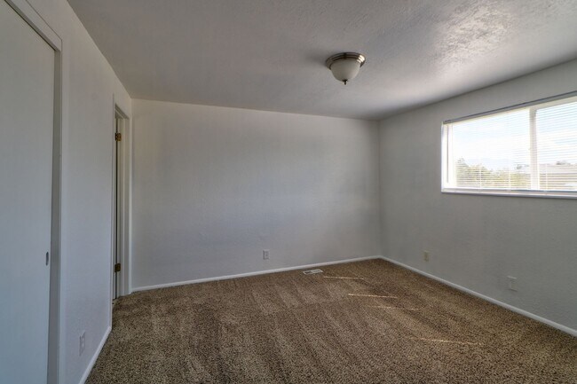 Building Photo - 967 W 2000 N