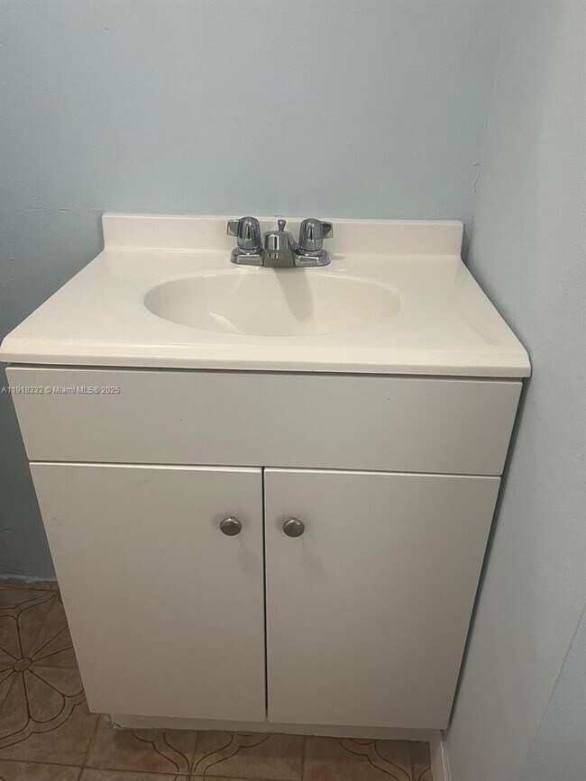 Building Photo - 671 E 12th Pl