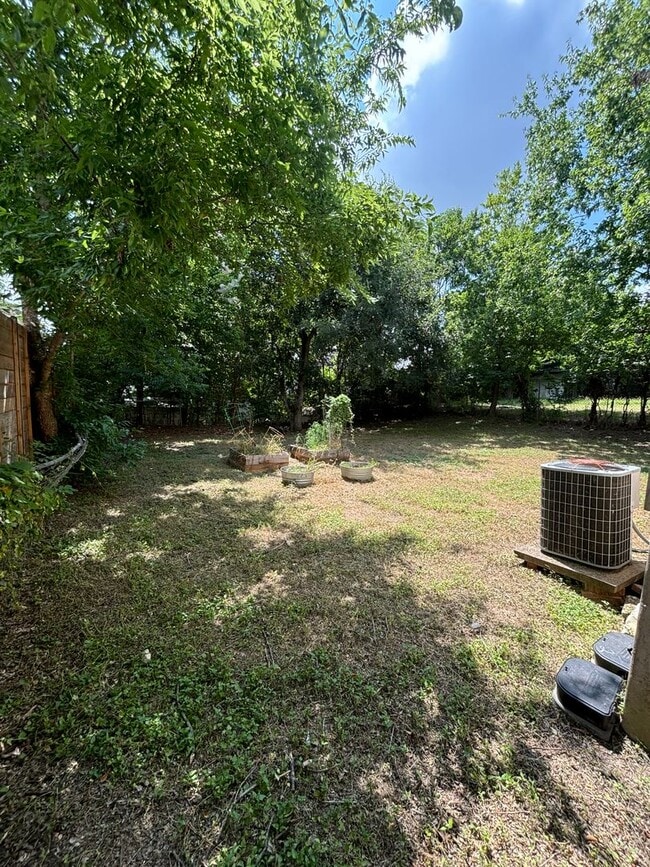 Building Photo - 1703 Deloney St