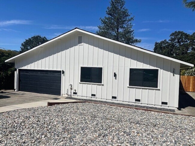 Building Photo - Beautifully Renovated, Pet Friendly Novato...