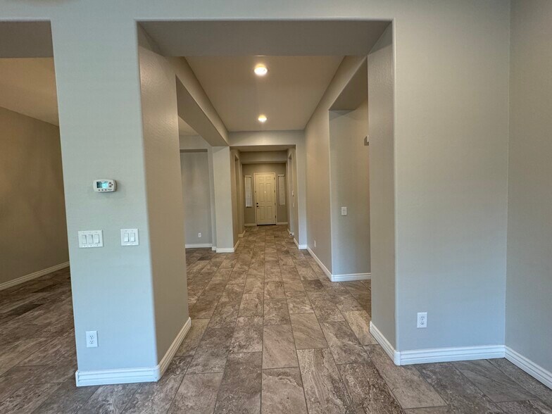 Building Photo - 2604 W Balao Dr