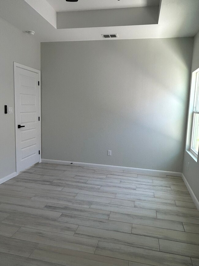 Building Photo - 1019 N Clarence Ave