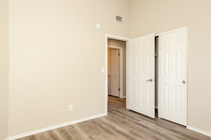 Building Photo - 10905 W Poinsettia Dr