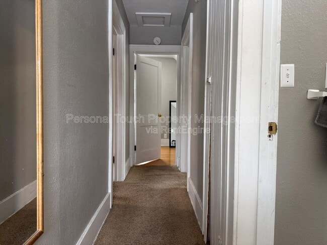 Building Photo - 606 5th St S