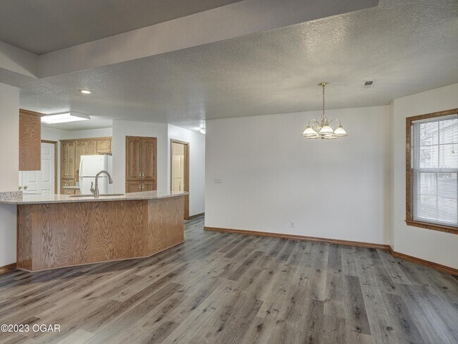 Building Photo - 3122 S Tyler Ave