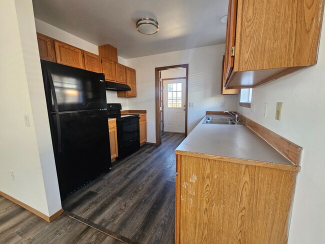 Building Photo - Great deal on this SPACIOUS 2bdr PET FRIEN...