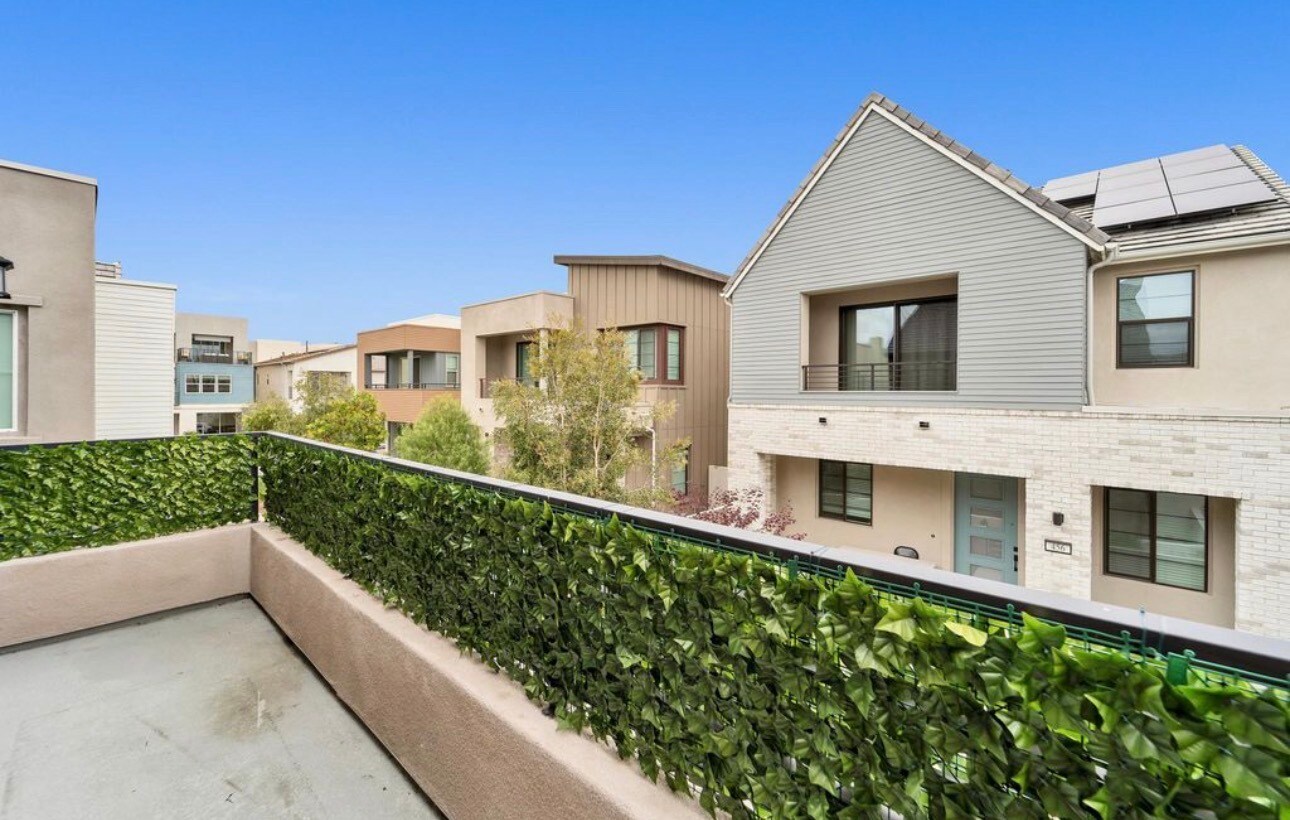 Building Photo - 440 Chorus