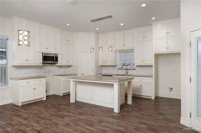 Building Photo - 14 E St