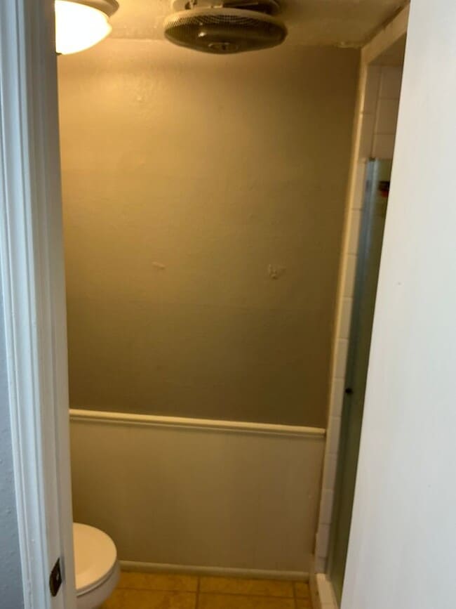 Building Photo - Updated and ready for move in!  Close to OU campus! Community Pool, fenced in courtyard! 3 bathro...