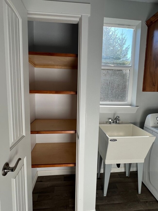 Building Photo - Beautiful Hilltop Country Home with Stunning Views