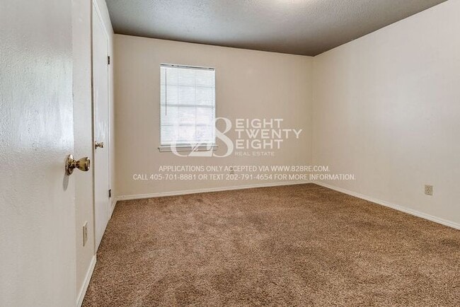 Building Photo - 3 Bedroom/1 Bath Single Family Home Just M...