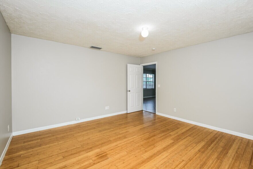 Building Photo - 1855 18th Ave SW