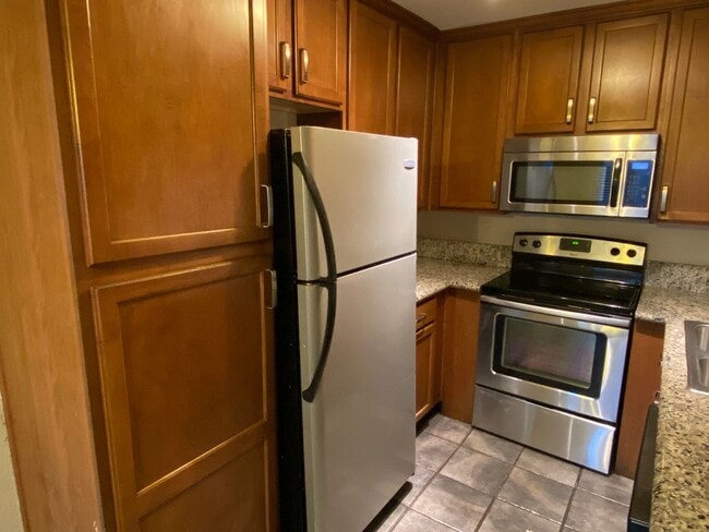 Building Photo - 2 bed 2 bath downstairs unit