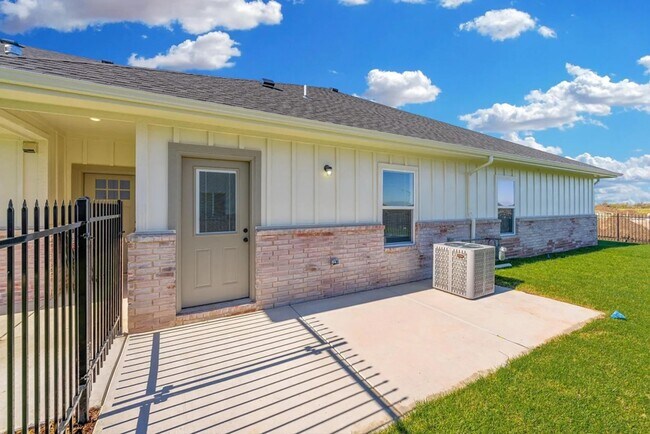 Building Photo - NEW Construction 3 Bedroom Duplex!