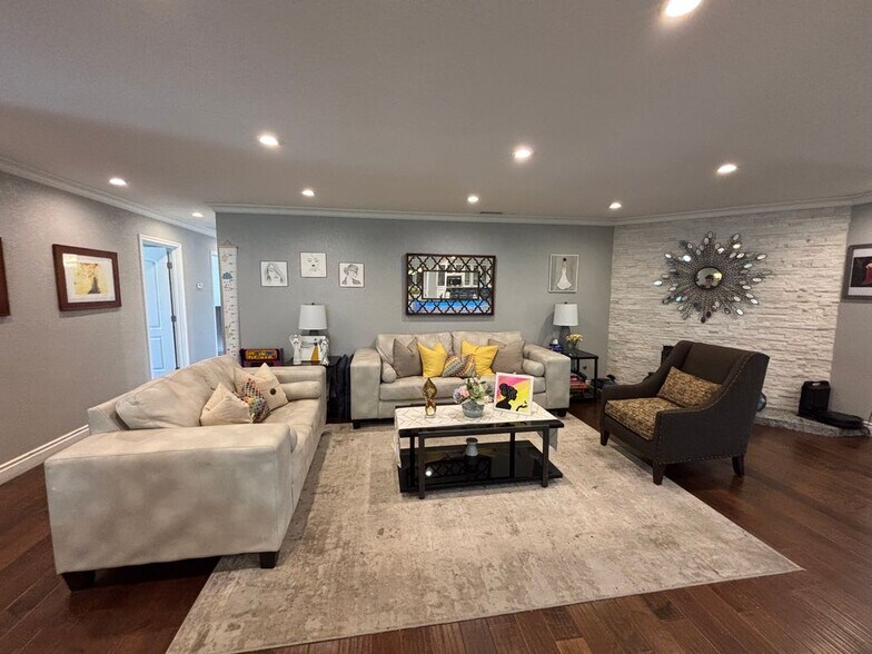 Building Photo - 17010 Via Los Caballeros