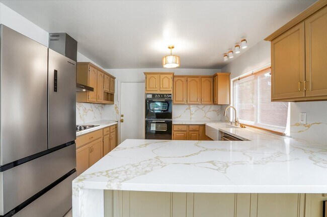 Building Photo - 7365 Pomelo Dr
