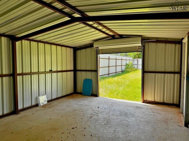 Building Photo - 100 Lilac Ln