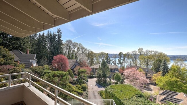 Building Photo - 5bd/5ba Mercer Island Home