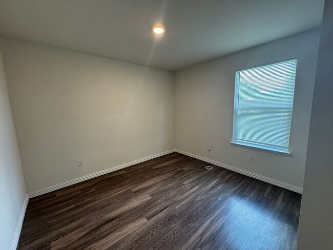 Building Photo - 306 S 23rd St