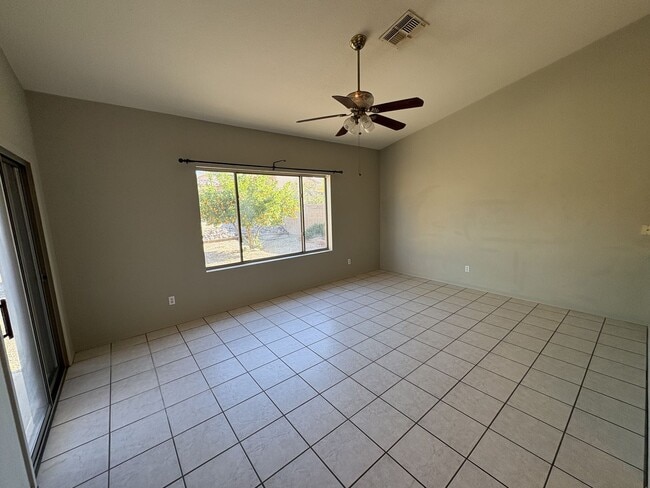 Building Photo - Great eastside location Pet friendly