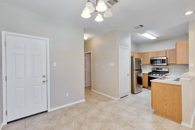 Building Photo - Great townhome in Pflugerville!