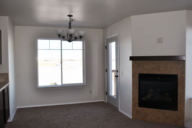 Building Photo - 3 Bedroom 2 Bathroom Condo * Flexible Leas...