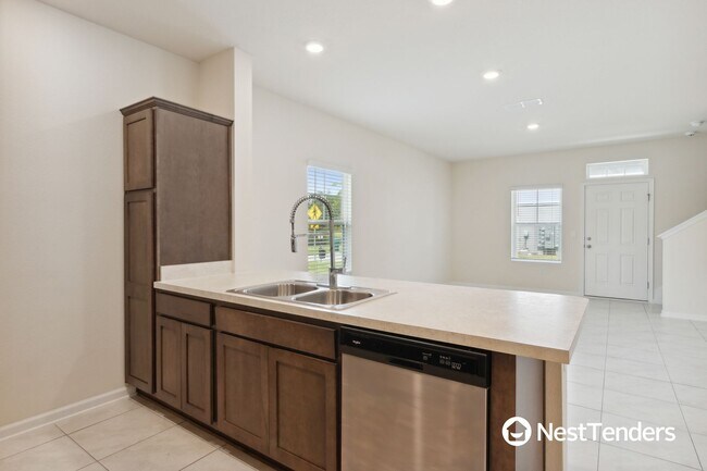 Building Photo - Beautiful End Unit Townhome!