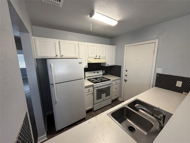 Building Photo - 1431 Hyridge Cir