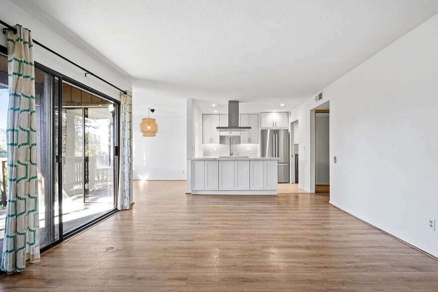 Building Photo - 3338 La Mesa Dr