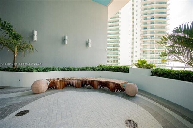 Building Photo - 1300 Brickell Bay Dr