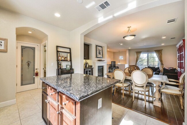 Building Photo - UPDATED LARGE 1600 sq/ft 3BR/3.5BA Central...