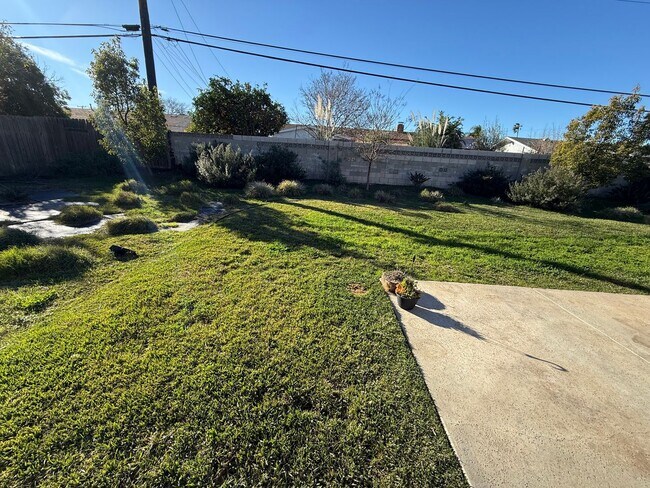 Building Photo - 4 Bedroom Single Story Home Available