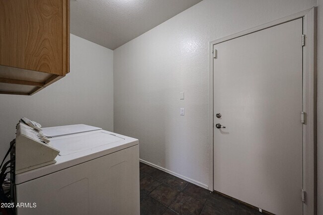 Building Photo - 2568 E Santa Rosa Dr
