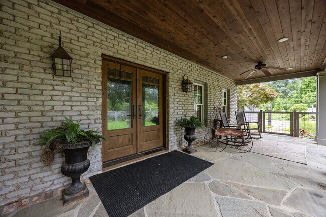 Building Photo - Charming Furnished Estate with Full-Servic...