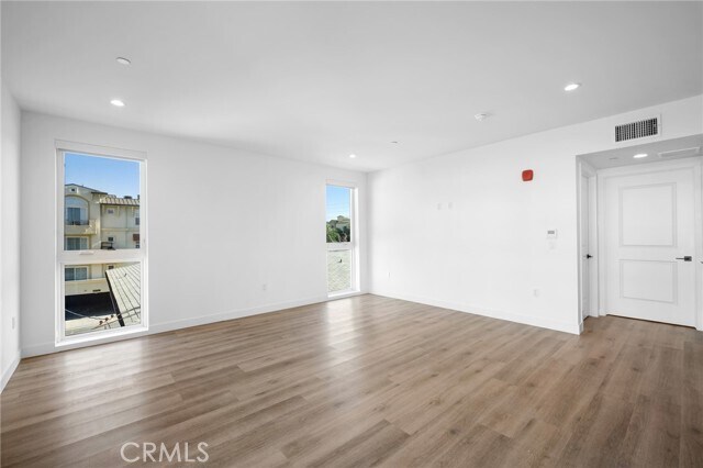 Building Photo - 10657 Moorpark St