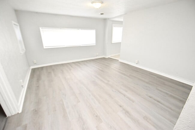 Building Photo - Mishawaka IN 2 bedroom home