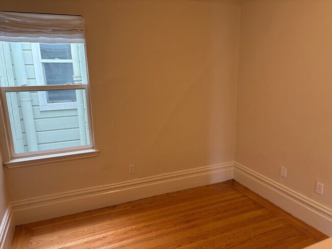 Building Photo - Cool, Remodeled One Bedroom in Hayes Valle...