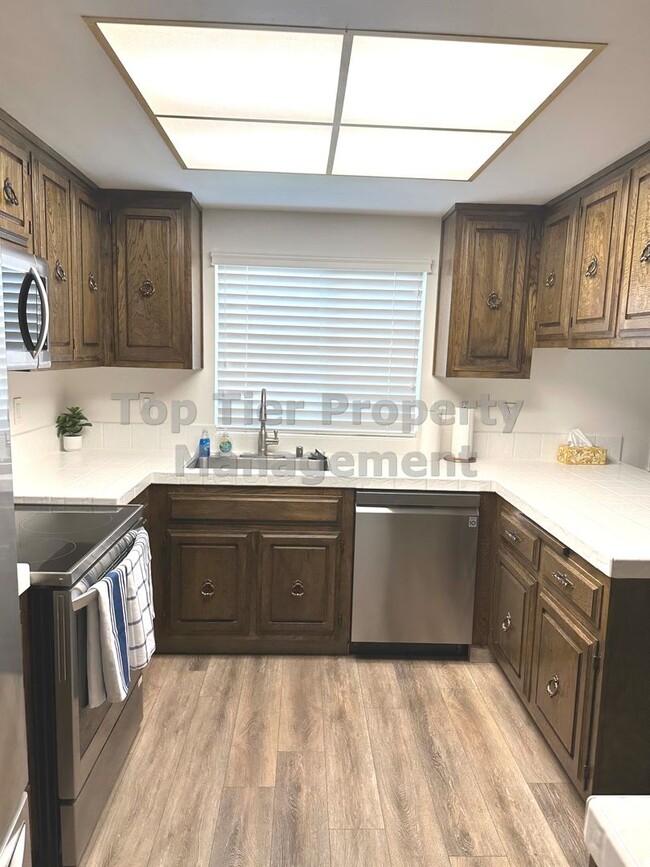 Building Photo - Beautiful 3 bed / 2 bath / 1,648 sqft hous...