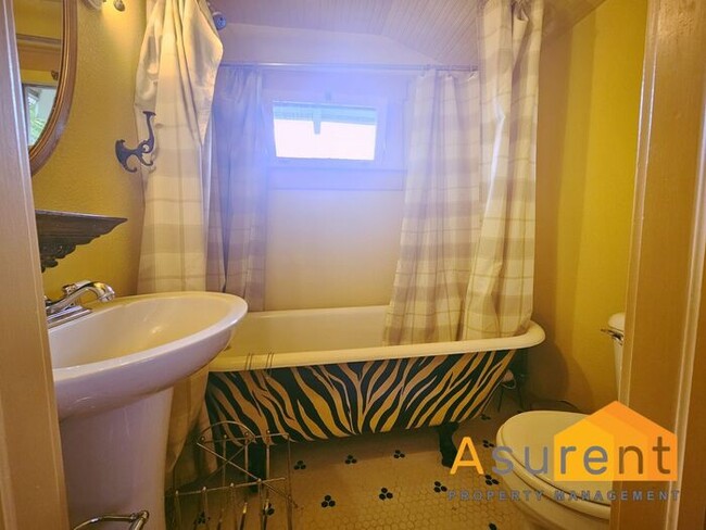 Building Photo - Charming Furnished unit in downtown Ashland