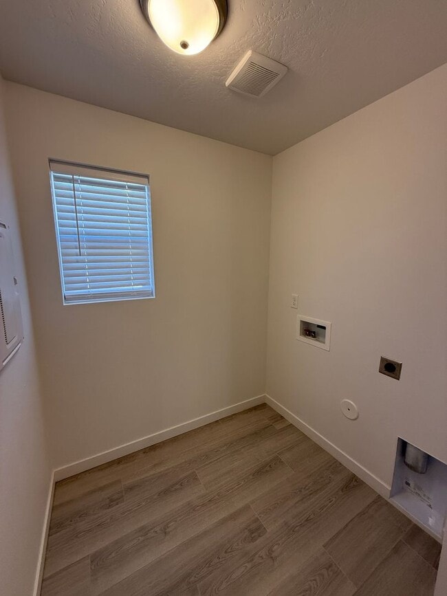 Building Photo - Half Off First Months Rent!- Unfurnished H...