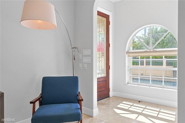 Building Photo - 4 br, 2.5 bath Townhome - 370 NE 7th Ave #...