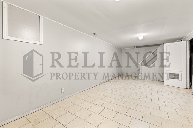 Building Photo - 2146 S Crestway St